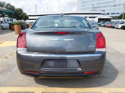 Used 2021 Chrysler 300 Touring image 7