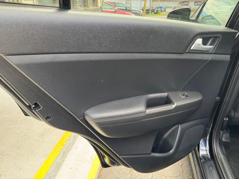 Used 2020 Kia Sportage LX image 11