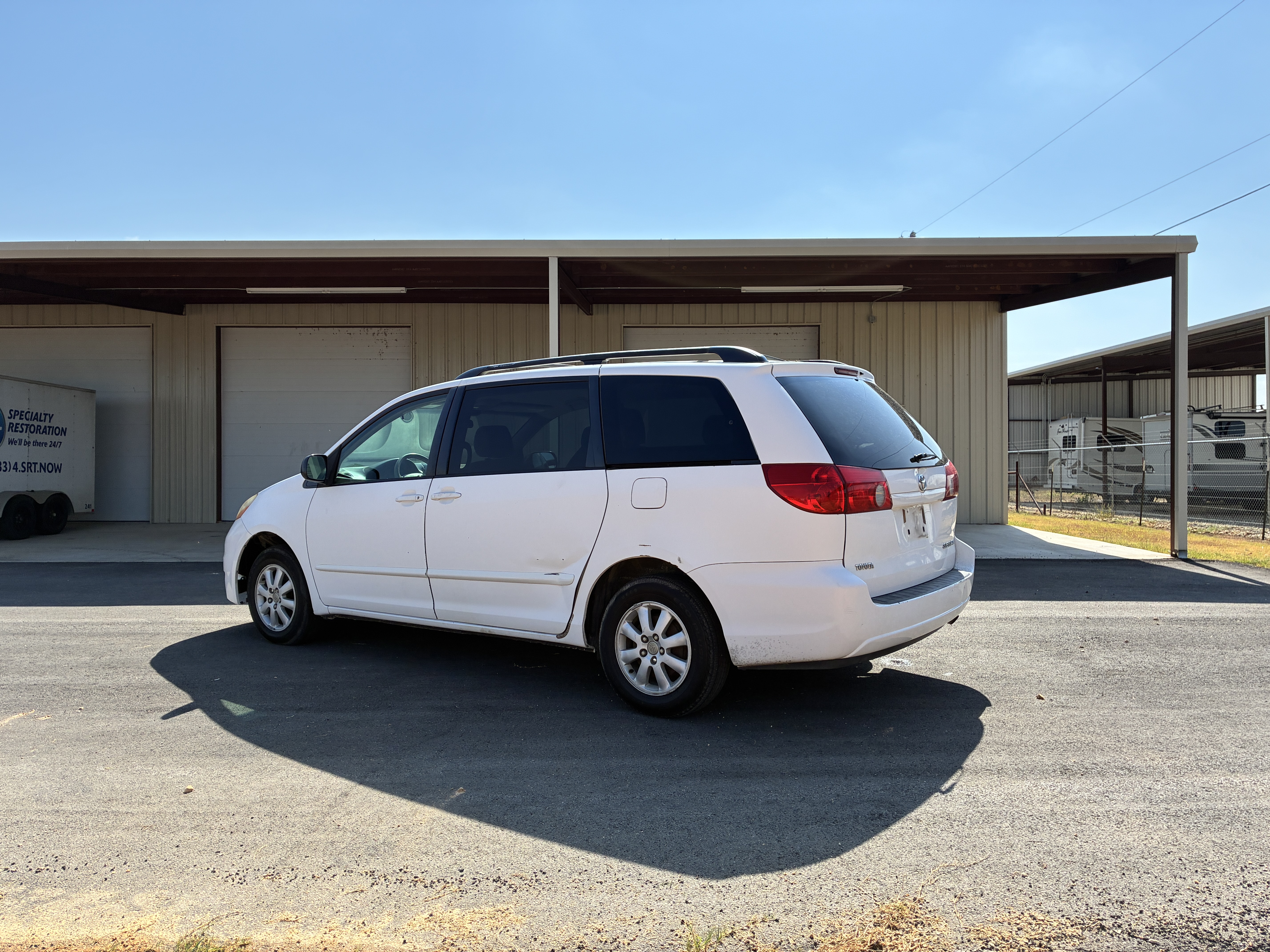 Used 2007 Toyota Sienna LE Minivan 4D FWD image 3