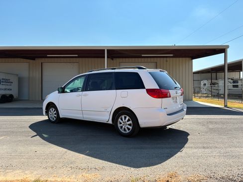 Used 2007 Toyota Sienna LE Minivan 4D FWD image 3