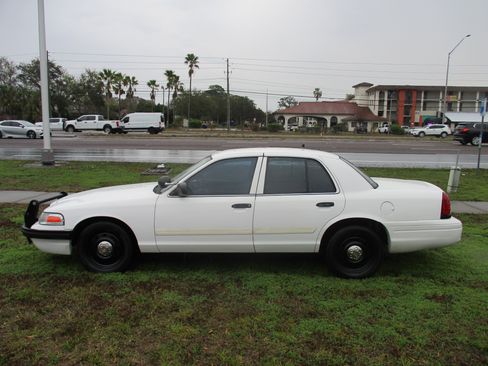 Used 2010 Ford Crown Victoria Police Interceptor image 2