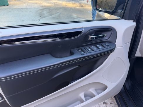 Used 2016 Dodge Grand Caravan image 30