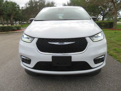 Used 2025 Chrysler Pacifica Select image 8