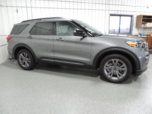 Used 2023 Ford Explorer XLT image 10