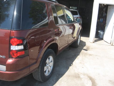Used 2009 Ford Explorer 4WD XLT image 4