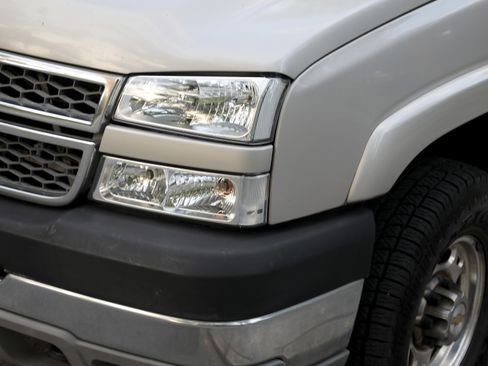 Used 2005 Chevrolet Silverado 2500 4x4 Extended Cab image 18
