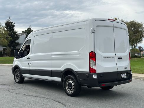 Used 2017 Ford Transit 250 image 3