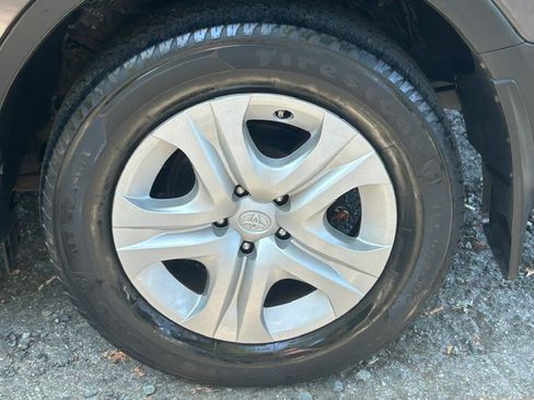 Used 2015 Toyota RAV4 AWD LE image 24