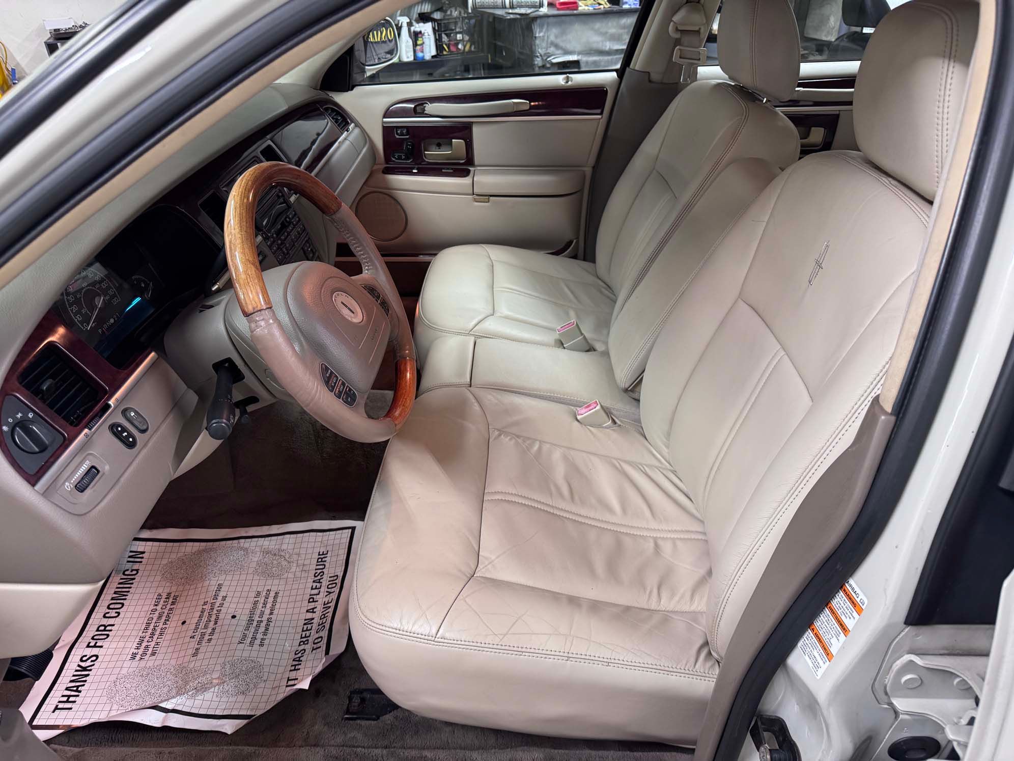 Used 2004 Lincoln Town Car Ultimate RWD image 4