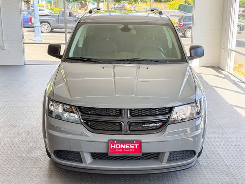 Used 2020 Dodge Journey FWD SE image 2