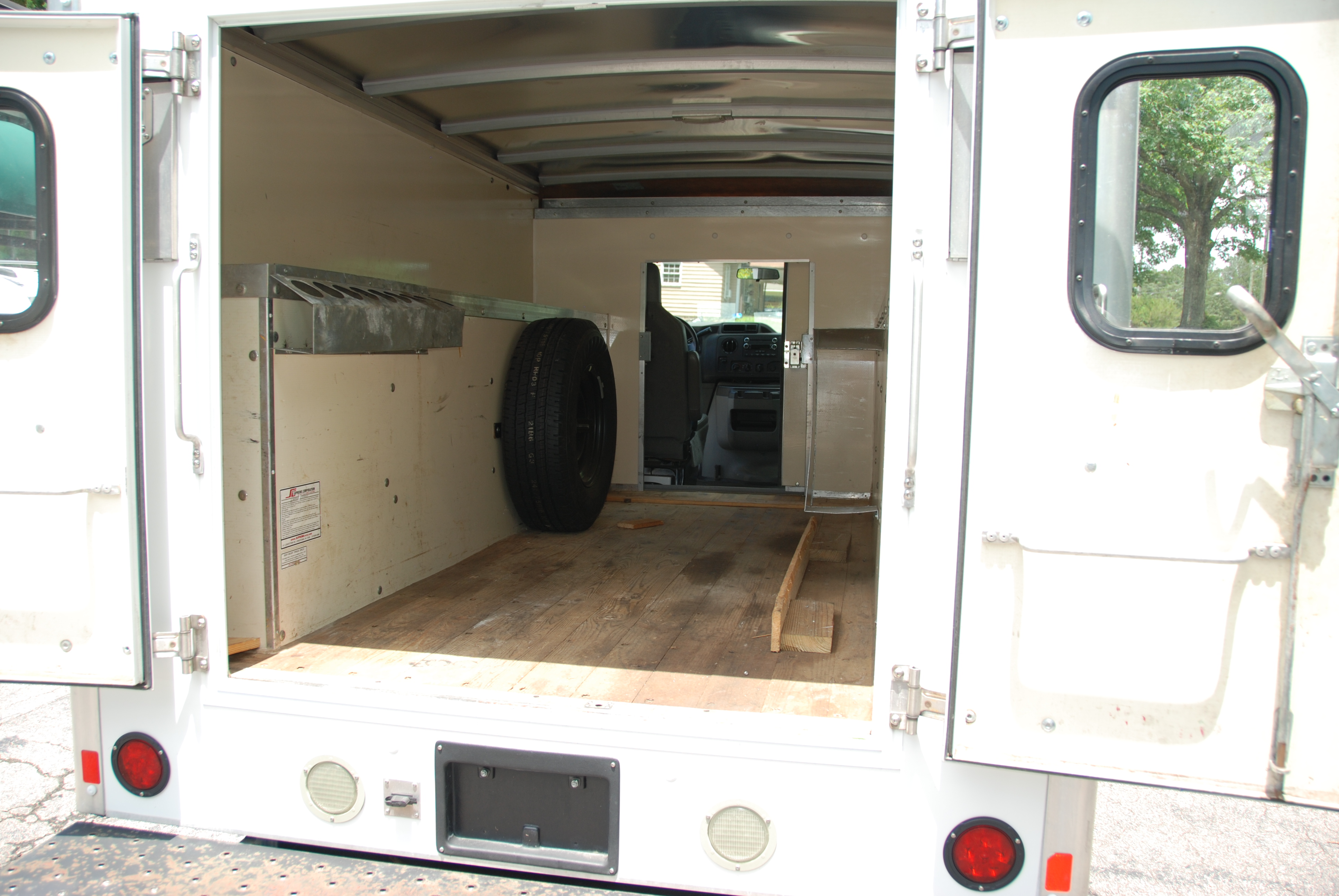 Used 2015 Ford E-350 and Econoline 350 Super Duty RWD image 12