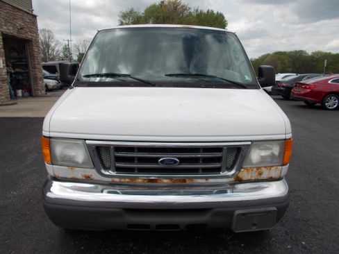 Used 2006 Ford E-150 and Econoline 150 Wagon RWD image 2