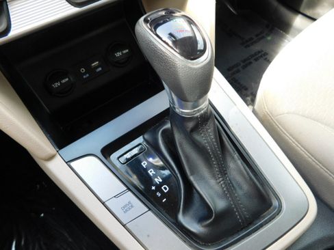 Used 2019 Hyundai Elantra SEL image 16