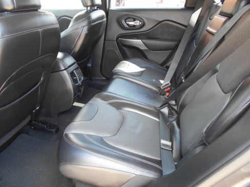 Used 2019 Jeep Cherokee 4WD Overland image 8