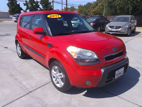 Used 2011 Kia Soul + image 1