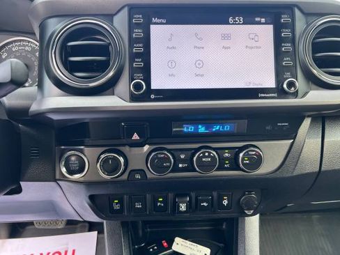 Used 2022 Toyota Tacoma TRD Off-Road image 23