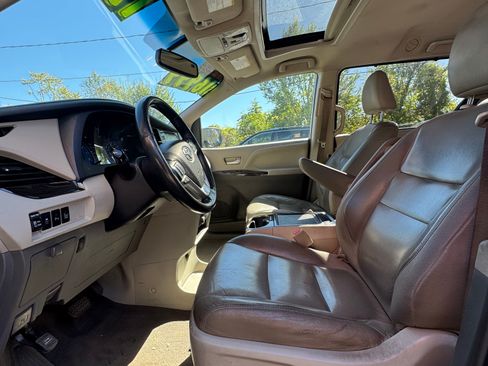 Used 2017 Toyota Sienna image 5