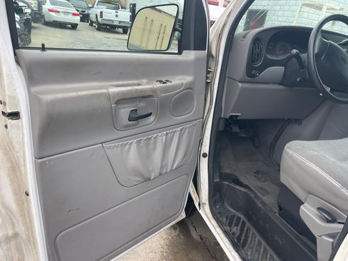 Used 2001 Ford E-350 and Econoline 350 Club Wagon image 12