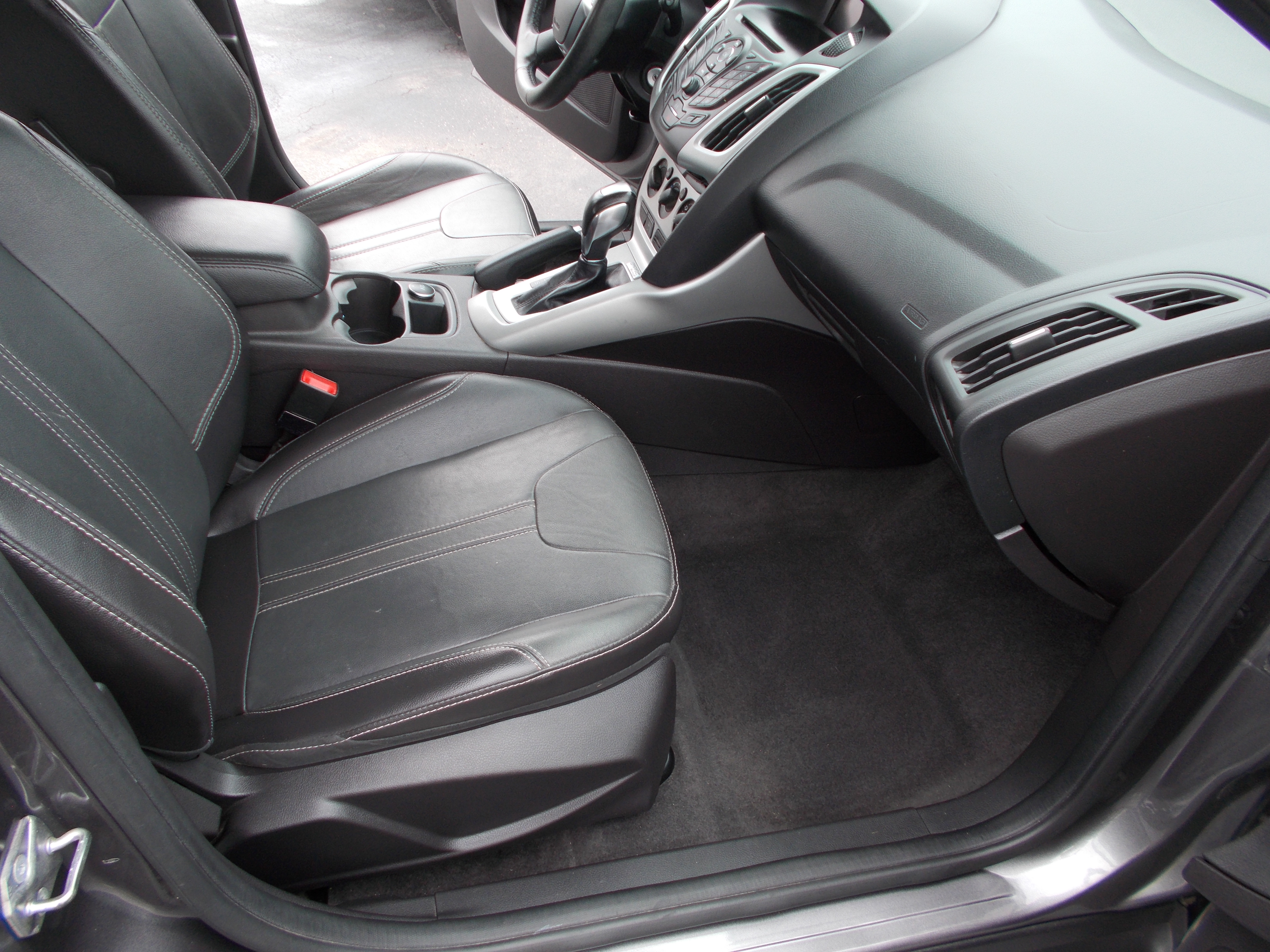 Used 2014 Ford Focus SE Hatchback FWD image 23