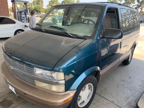 Used 2000 Chevrolet Astro image 3