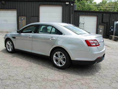 Used 2018 Ford Taurus SE FWD image 20