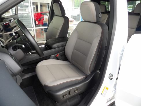 Used 2026 Chevrolet Traverse FWD LT image 16