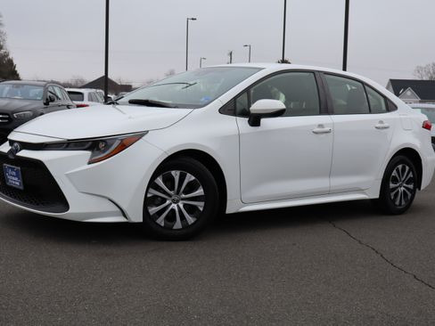 Used 2022 Toyota Corolla LE image 2