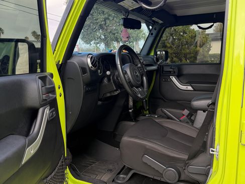 Used 2016 Jeep Wrangler Unlimited Rubicon image 15