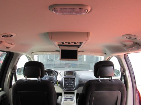 Used 2012 Dodge Grand Caravan SXT FWD image 22