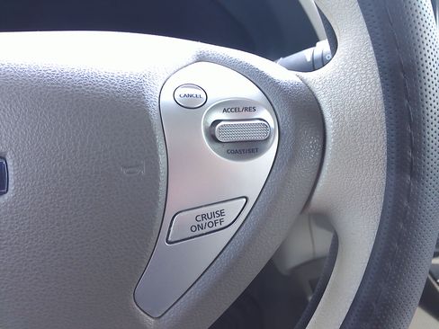 Used 2011 Nissan Leaf SL image 28