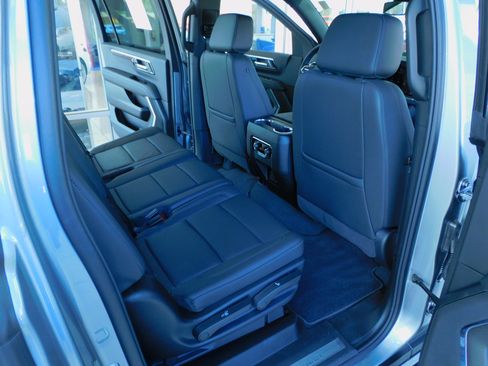 Used 2025 Chevrolet Suburban Z71 image 23