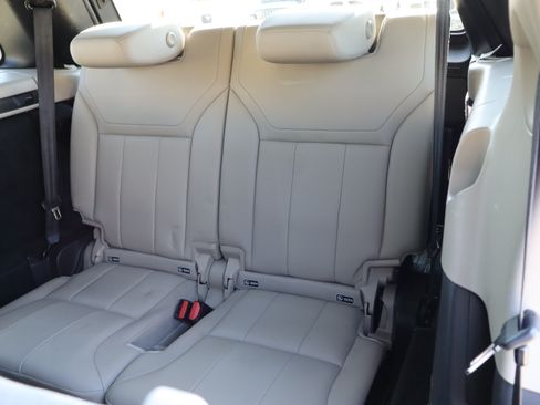 Used 2018 Land Rover Discovery HSE image 15