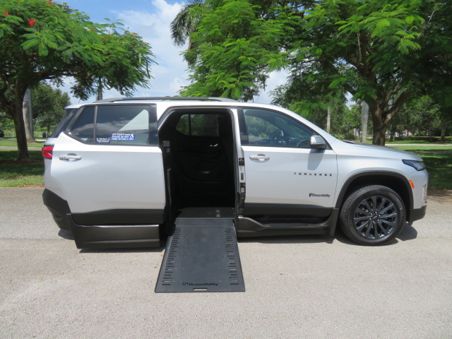 Used 2022 Chevrolet Traverse FWD RS image 36