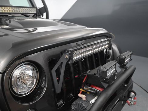 Used 2018 Jeep Wrangler Unlimited Sahara image 9