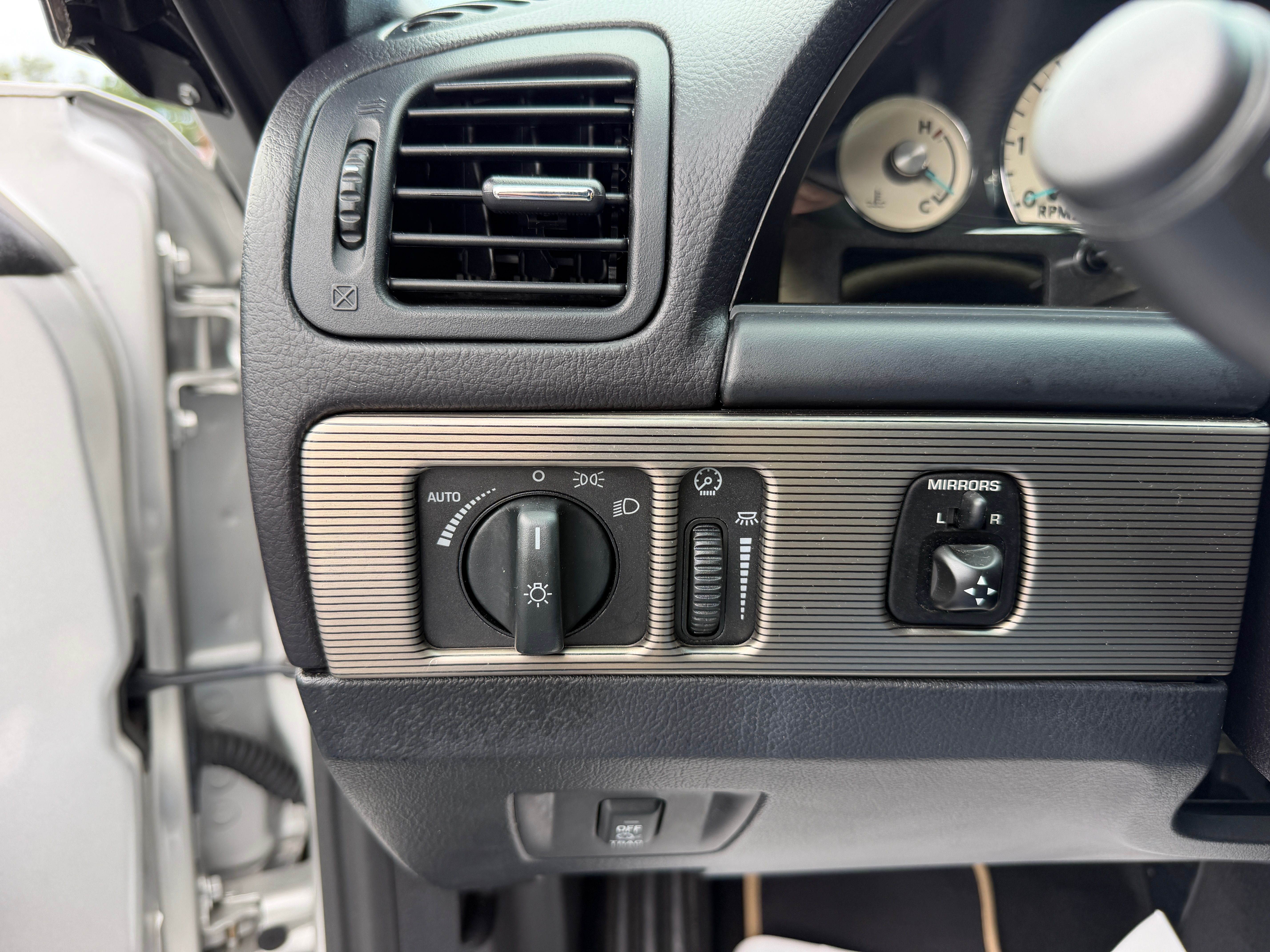 Used 2004 Ford Thunderbird UNAVAIL RWD image 8