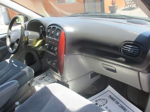 Used 2005 Chrysler Town & Country Limited FWD image 3