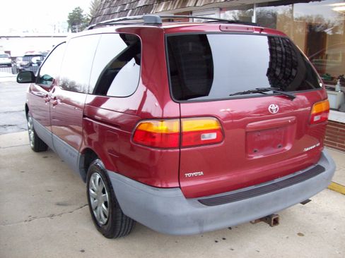 Used 2000 Toyota Sienna LE image 6
