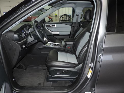 Used 2023 Ford Explorer XLT image 33