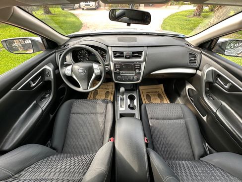 Used 2016 Nissan Altima SV FWD image 9