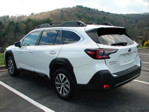 Used 2025 Subaru Outback Premium image 14