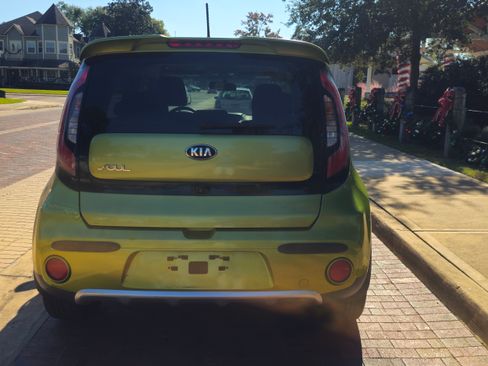 Used 2017 Kia Soul + image 6