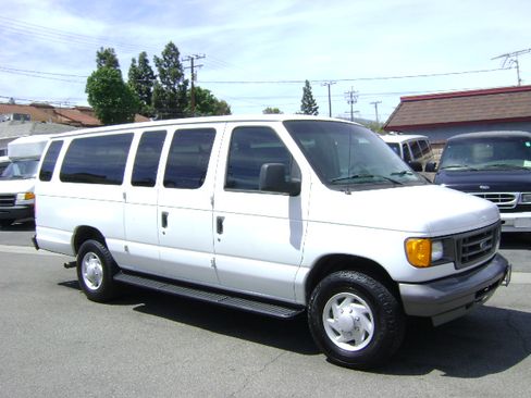 Used 2007 Ford E-350 and Econoline 350 Extended Wagon Super Duty RWD image 3