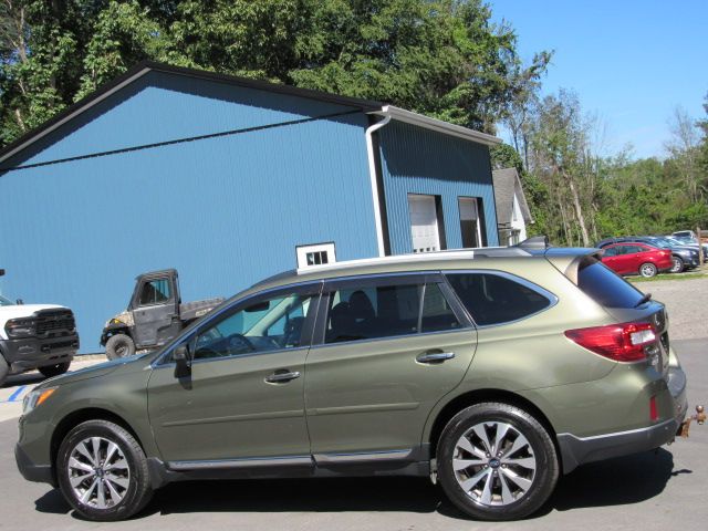 Used 2017 Subaru Outback 2.5i Touring AWD/4WD image 5