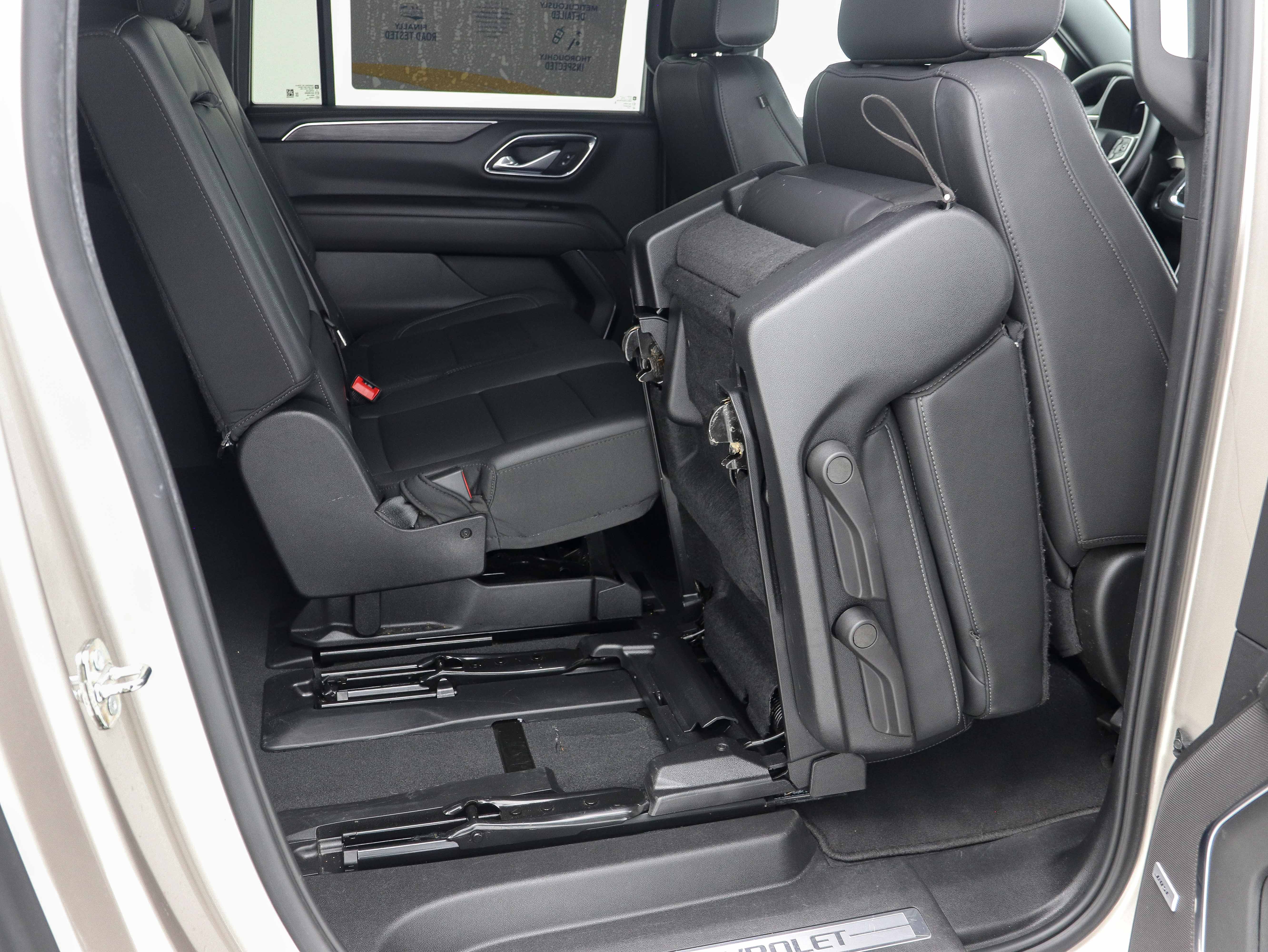 Used 2024 Chevrolet Suburban 4WD LT image 16