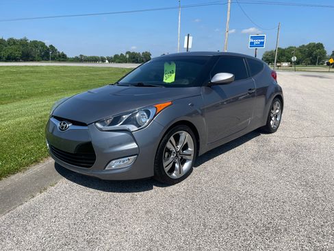 Used 2015 Hyundai Veloster image 1