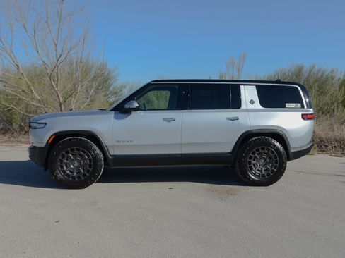 Used 2025 Rivian R1S Adventure image 2