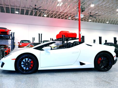 Used 2017 Lamborghini Huracan LP 580-2 image 2