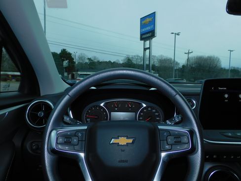 Used 2024 Chevrolet Blazer LT image 2