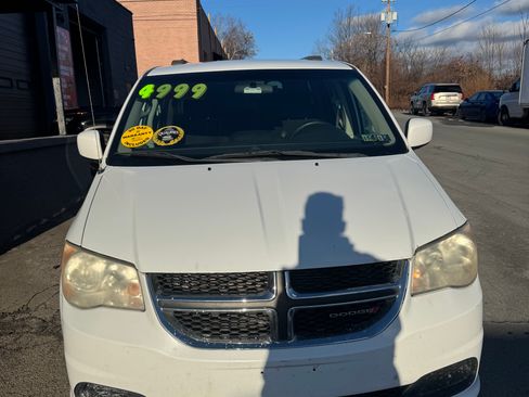 Used 2014 Dodge Grand Caravan SXT image 1
