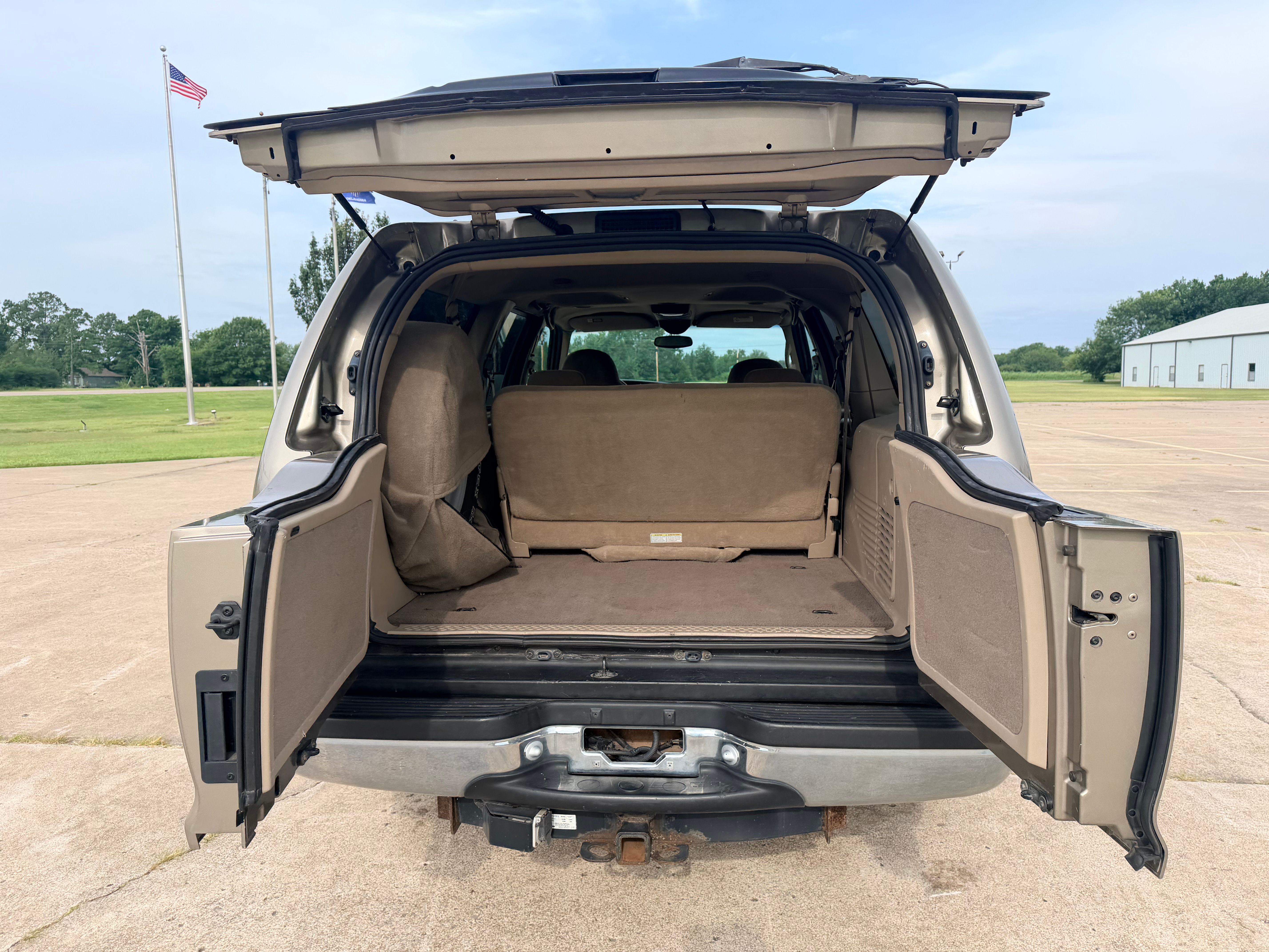 Used 2000 Ford Excursion 2WD XLT image 17